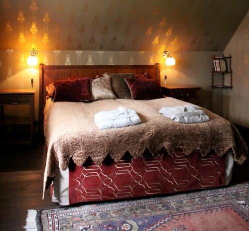 Sankt OlofVilla Gina Österlen的一间卧室配有一张大床和两个枕头