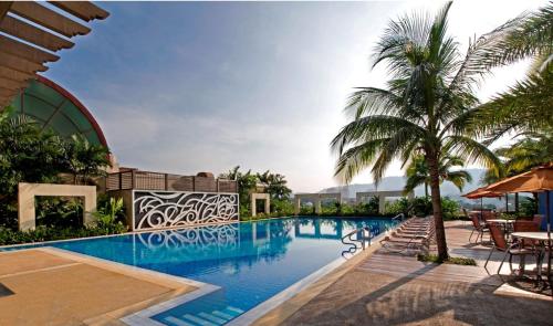 八打灵再也世界酒店的棕榈树度假村的游泳池