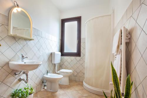 布塞托帕利佐洛Hotel Terra degli Elimi的一间带水槽和卫生间的浴室以及窗户。