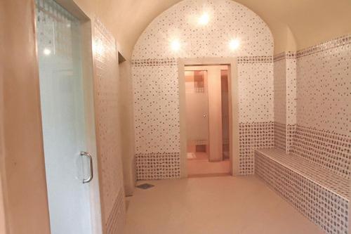 莫纳斯提尔Sahara Beach Aquapark Resort的门旁带步入式淋浴间的浴室