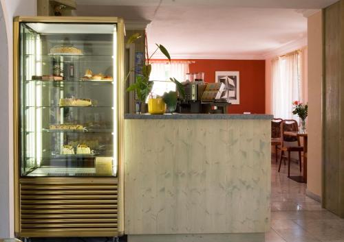 卑尔根贝格内霍夫酒店的厨房配有带食品的展示箱