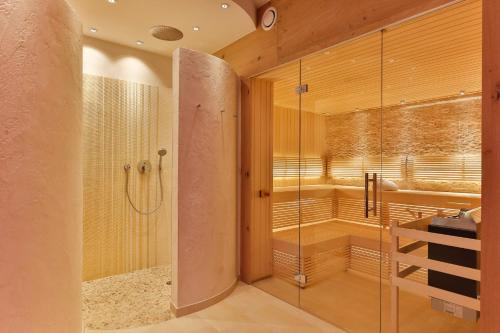 韦斯特兰Hotel Uthland的带淋浴和浴缸的大浴室