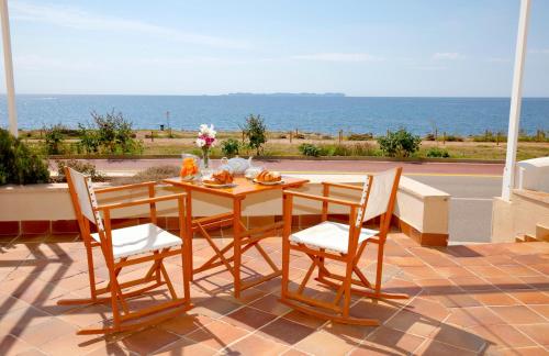 萨拉比塔Sweet Home Sa Rapita的俯瞰大海的庭院内的桌椅