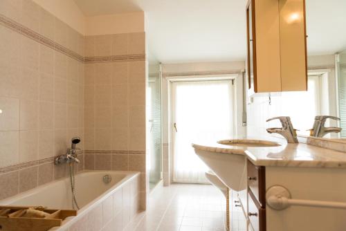 加尔达湖滨Residenza Airone的带浴缸、水槽和浴缸的浴室