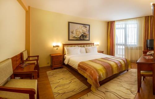 斯兰默多瓦Hotel Nemira的酒店客房设有床和窗户。