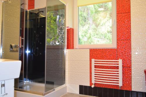 克雷尼察Luzik Krynica的带淋浴的浴室和窗户。
