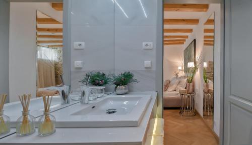 斯普利特海瑞特酒店的浴室设有白色水槽和镜子