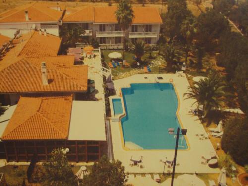 加拉希德松奥林匹亚别墅酒店的享有度假村游泳池的顶部景致