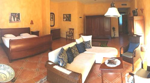 Tárbena勒米别墅酒店的客厅配有沙发和1张床