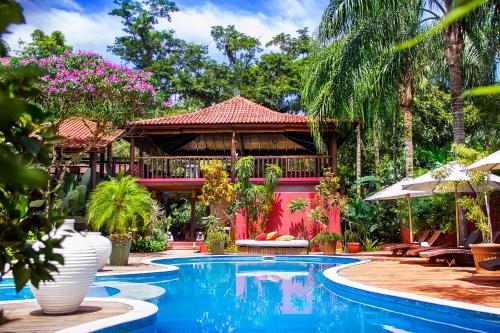 坎布里马纳卡斯旅馆的一座带游泳池的度假村,位于一座房子前