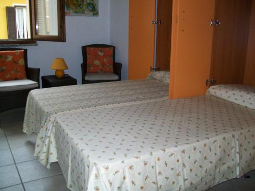 韦尔巴尼亚MONOLOCALE lago maggiore INTRA的一间卧室配有一张床和一把椅子
