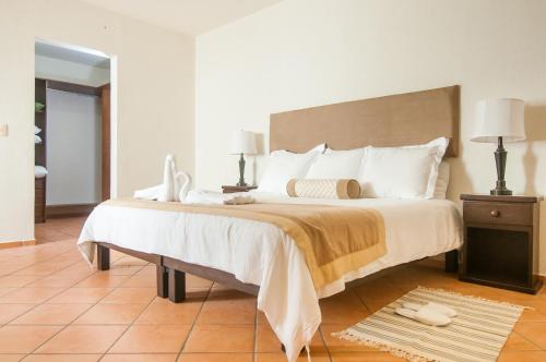 坎昆Boutique House Cancun by Elevate Rooms的卧室配有带白色枕头的大床
