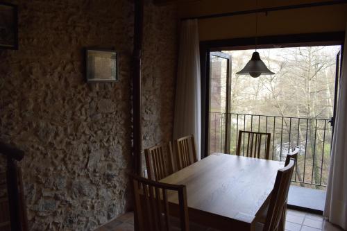 圣费柳-德帕利亚罗尔斯卡拉塔姆布纳乡村别墅的餐桌、椅子和大窗户