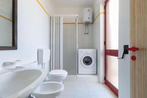 托瑞帕利Appartamento Oasi by BarbarHouse的浴室配有卫生间水槽和洗衣机。