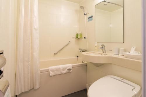 札幌格拉斯丽札幌酒店的浴室配有卫生间、盥洗盆和浴缸。