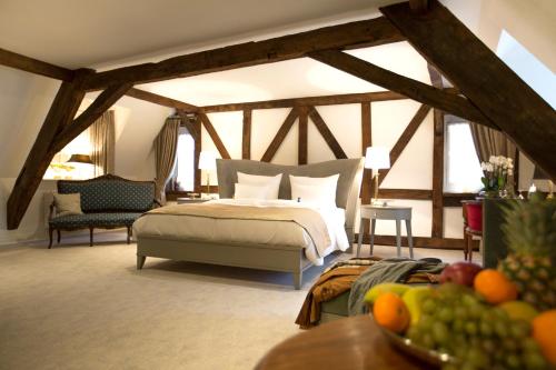 钟声浪漫酒店客房内的一张或多张床位