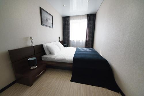 索利戈尔斯克PaulMarie Apartments on Zaslonova 4的酒店客房设有床和窗户。