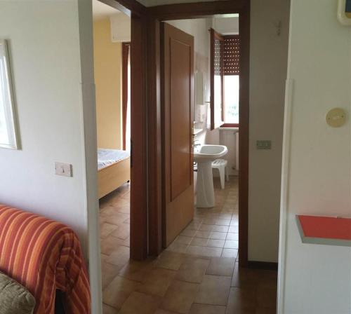 阿尔巴·阿德里亚蒂卡Claudia Residence的客房设有带门的卧室和浴室