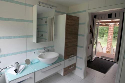 翁德洛Ferienwohnung Huus ton witten Barg的一间带水槽和镜子的浴室