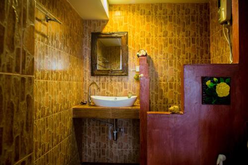 清迈皮萨马恩酒店的一间带水槽和镜子的浴室