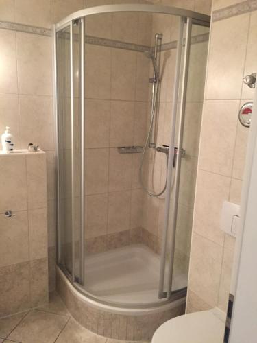 奥斯赛拜-屈隆斯博恩Miramare Wohnung 24的浴室里设有玻璃门淋浴