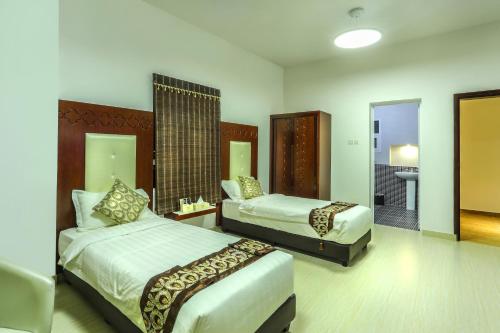 苏尔萨基公寓式酒店的酒店客房带两张床和一间浴室