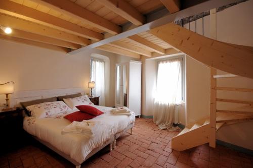 赫拉弗多纳Guest House Al Castello的一间带大床和楼梯的卧室