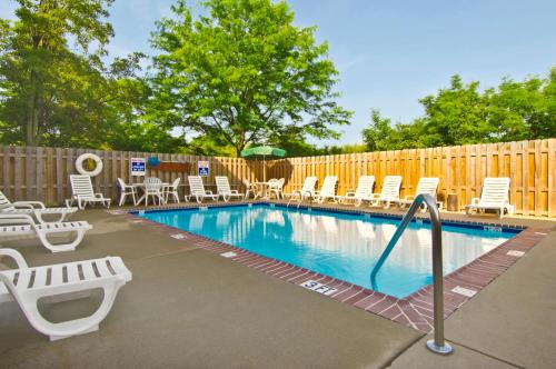 里奇兰美洲常住酒店 - 杰克逊 - 里奇兰的一个带椅子和围栏的游泳池