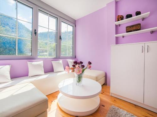 斯韦蒂·斯特凡Apartments Princess View的紫色的客厅配有白色的沙发和桌子