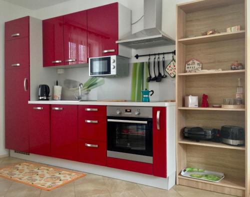 博维茨Holiday Home Julian Alps的一间带红色橱柜和炉灶的厨房