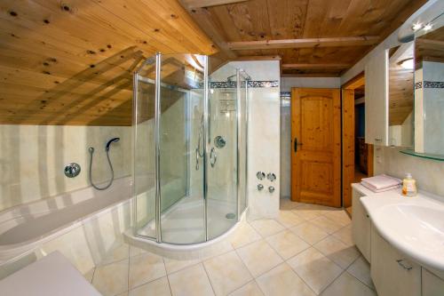韦尔塔赫Ferienwohnung mit eigener Sauna的带淋浴和盥洗盆的浴室