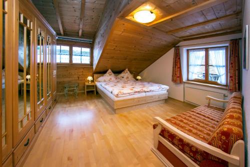 韦尔塔赫Ferienwohnung mit eigener Sauna的木屋内设有一间带两张床的卧室