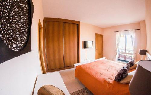 福恩吉罗拉Apartment Higuerón的一间卧室设有一张床和一个大窗户