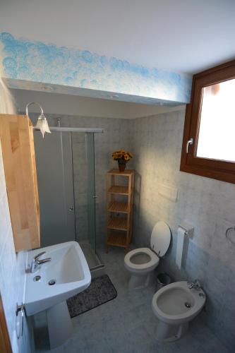 圣佩莱格里诺温泉卡德尔米克拉斯住宿加早餐旅馆的一间带水槽和卫生间的浴室以及窗户。