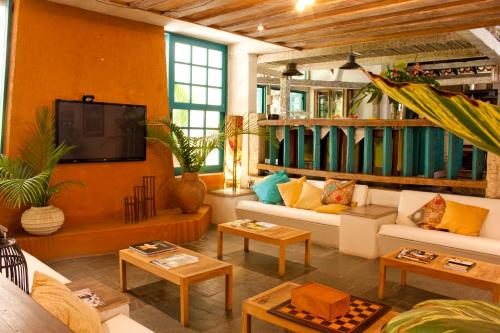 伊利亚贝拉伊利亚戴克酒店的客厅配有沙发和电视。