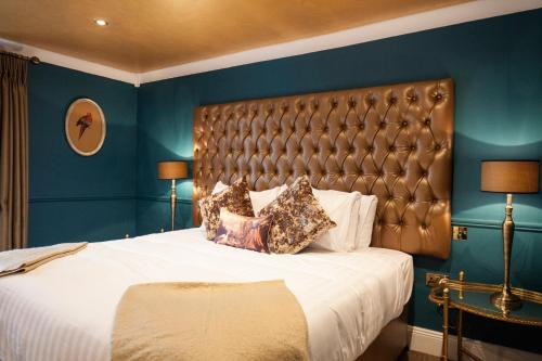 KilcullenThe Rooms at Bardons的一间卧室配有一张带皮革床头板的大床