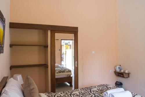 索卡民宿客房内的一张或多张床位