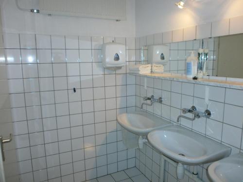 泽伊德拉伦泽伊德拉伦住宿加早餐酒店的白色瓷砖浴室设有两个盥洗盆和镜子