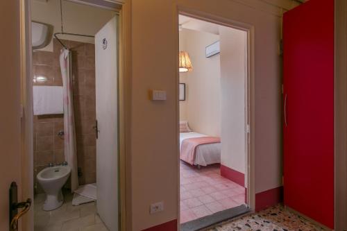 佛罗伦萨阿泽利奥佛罗伦萨酒店的客房设有带一张床和卫生间的浴室。