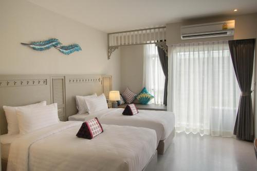Panphuree Residence - SHA Extra Plus客房内的一张或多张床位