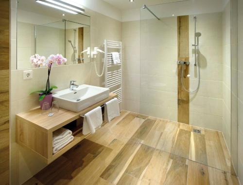 圣吉尔根奥博希霍夫酒店的一间带水槽和淋浴的浴室