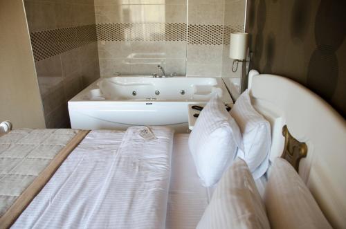 巴统巴统斯普特尼克酒店的一间卧室配有一张床和浴缸