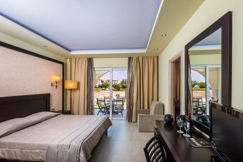 马斯蒂查里盖亚宫酒店的一间卧室配有一张床、一张书桌和一面镜子
