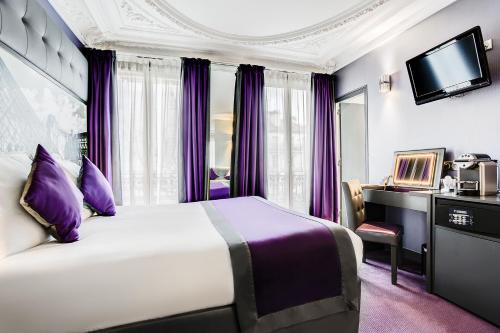 巴黎最佳西方努维尔奥尔良蒙帕纳斯酒店的一间酒店客房,配有一张床和一台电视