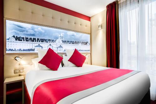 巴黎最佳西方努维尔奥尔良蒙帕纳斯酒店的一间卧室配有一张带红色和白色枕头的大床