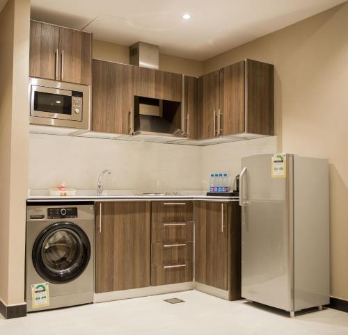吉达维尔韦特套房公寓式酒店的带冰箱和洗碗机的厨房