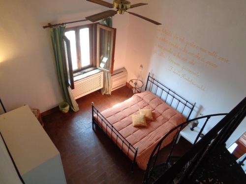 奥贝里塞波德尔安东尼奥乡村民宿的一间卧室配有一张带粉色床单的床和一扇窗户。