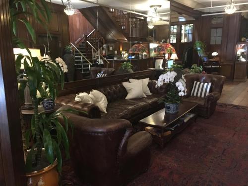 奥兰多奥兰多公园广场酒店 - 温特帕克 的客厅配有真皮沙发和桌子
