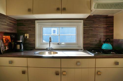 叙尔河畔埃施Camping Bissen的厨房设有水槽和窗户。