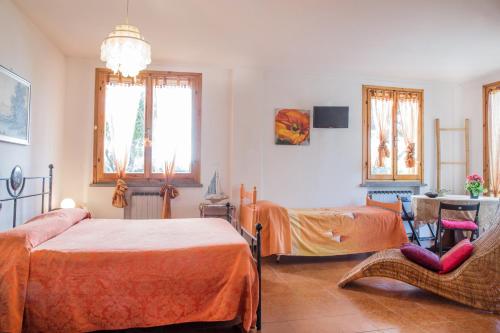 卡托利卡拉加塔布鲁住宿加早餐旅馆的一间卧室配有两张床和椅子